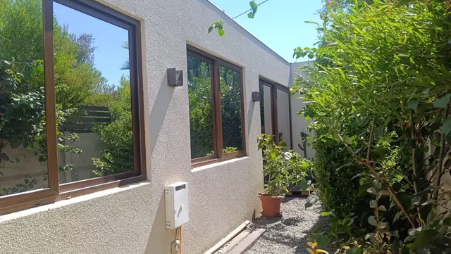 Ventanas laterales de casa con lámina espejada