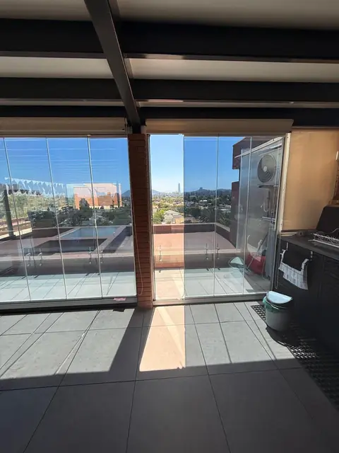 Terraza de departamento con lámina de control solar y vista a la ciudad