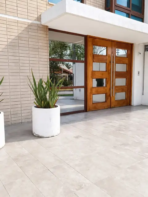 Acceso de edificio con puertas de vidrio espejadas