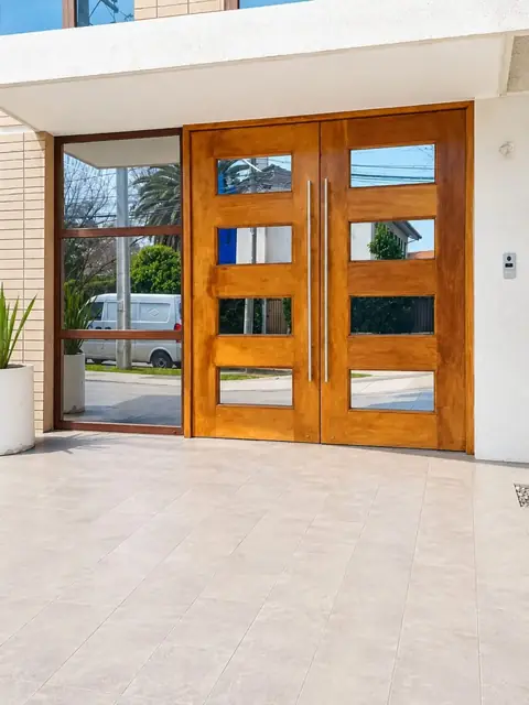 Puertas de acceso de vidrio con lámina espejada