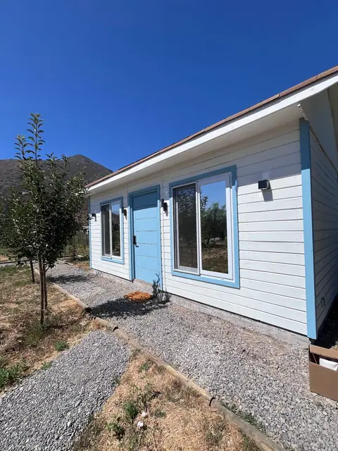 Casa con ventanas protegidas con lámina espejada